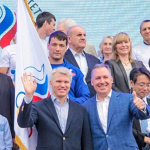 Артёму Осипенко вручили знамя Олимпийской команды России