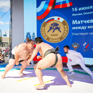 Сборная России победила японских сумоистов в Москве