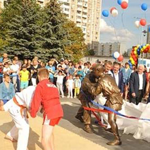 В московском Ново-Переделкине открыли сквер самбо