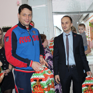 Артем Осипенко поздравил детей с Новым годом